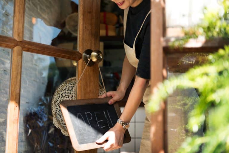 Commerçant qui ouvre sa boutique